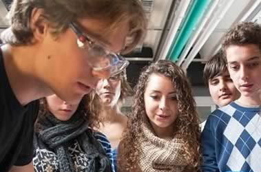PhysiScope - Groupe de jeunes explorant la science